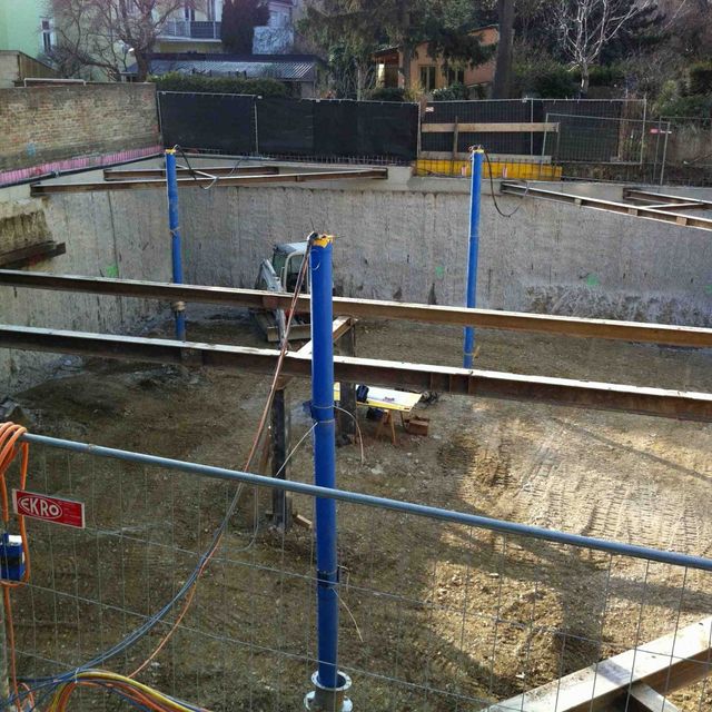 Baugrubenabsicherung auf Baustelle mit Querstreben